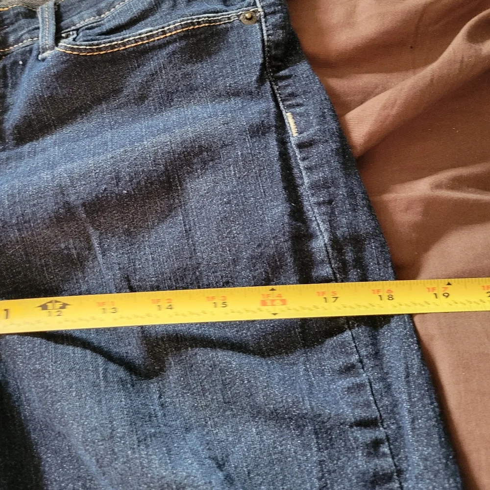 Signature by Levi Strauss & Co. Gold Label Women's Mid-Rise Slim Fit Capris - Picture 5 of 14